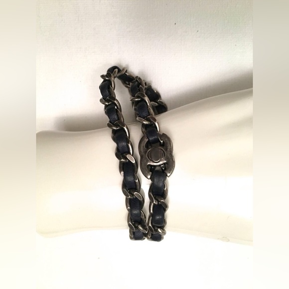 Chanel Leather and Chain Necklace with CC Logo - Picture 5 of 6